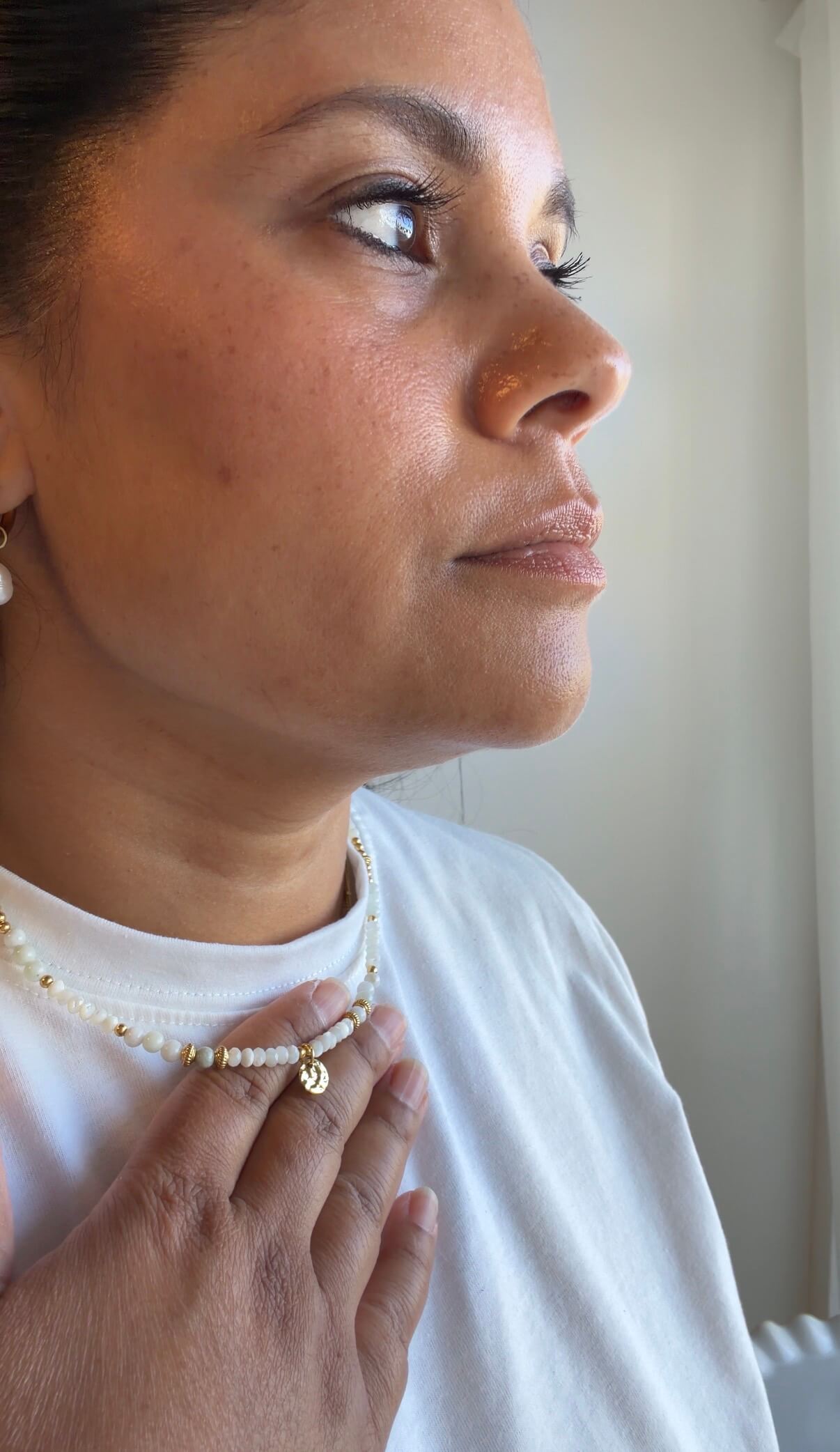 Handgefertigte Halskette aus echten Jadesteinen und Perlmutt mit 18k vergoldeten Edeldstahldetails getragen.