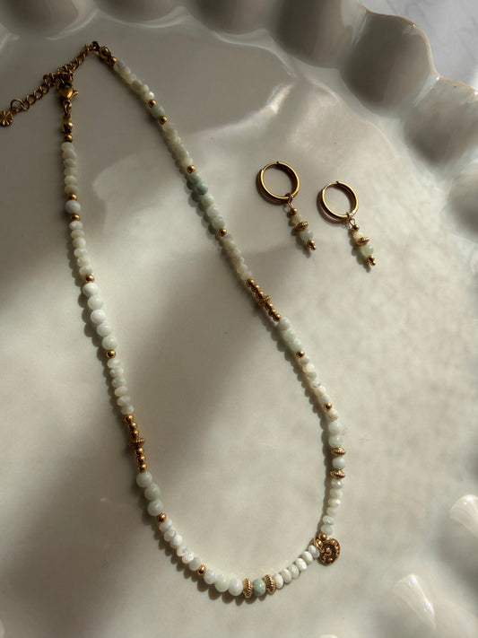 Goldene Creolen mit Jade Anhänger und Edelstahldetails 18k vergoldet liegend