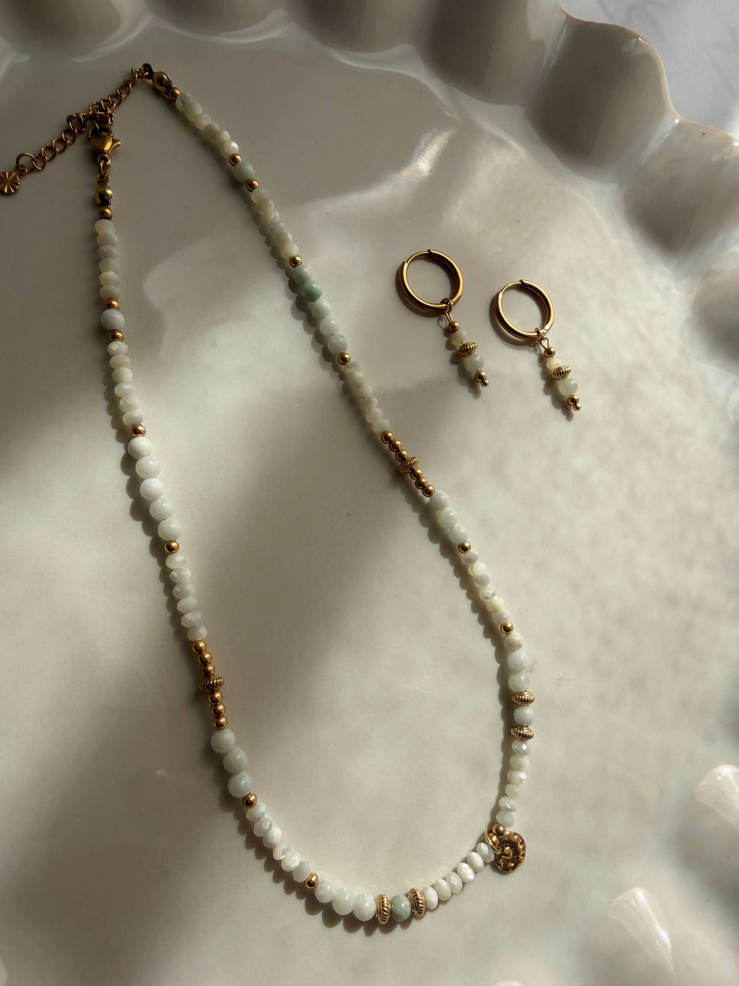 Goldene Creolen mit Jade Anhänger und Edelstahldetails 18k vergoldet liegend