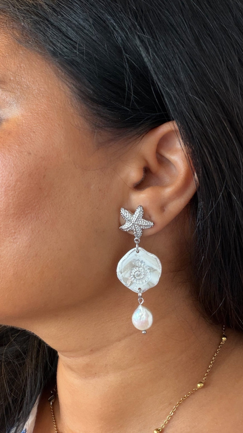 Ohrring Nerea Pearl mit Seestern und Anhänger mit Süsswasserperle getragen