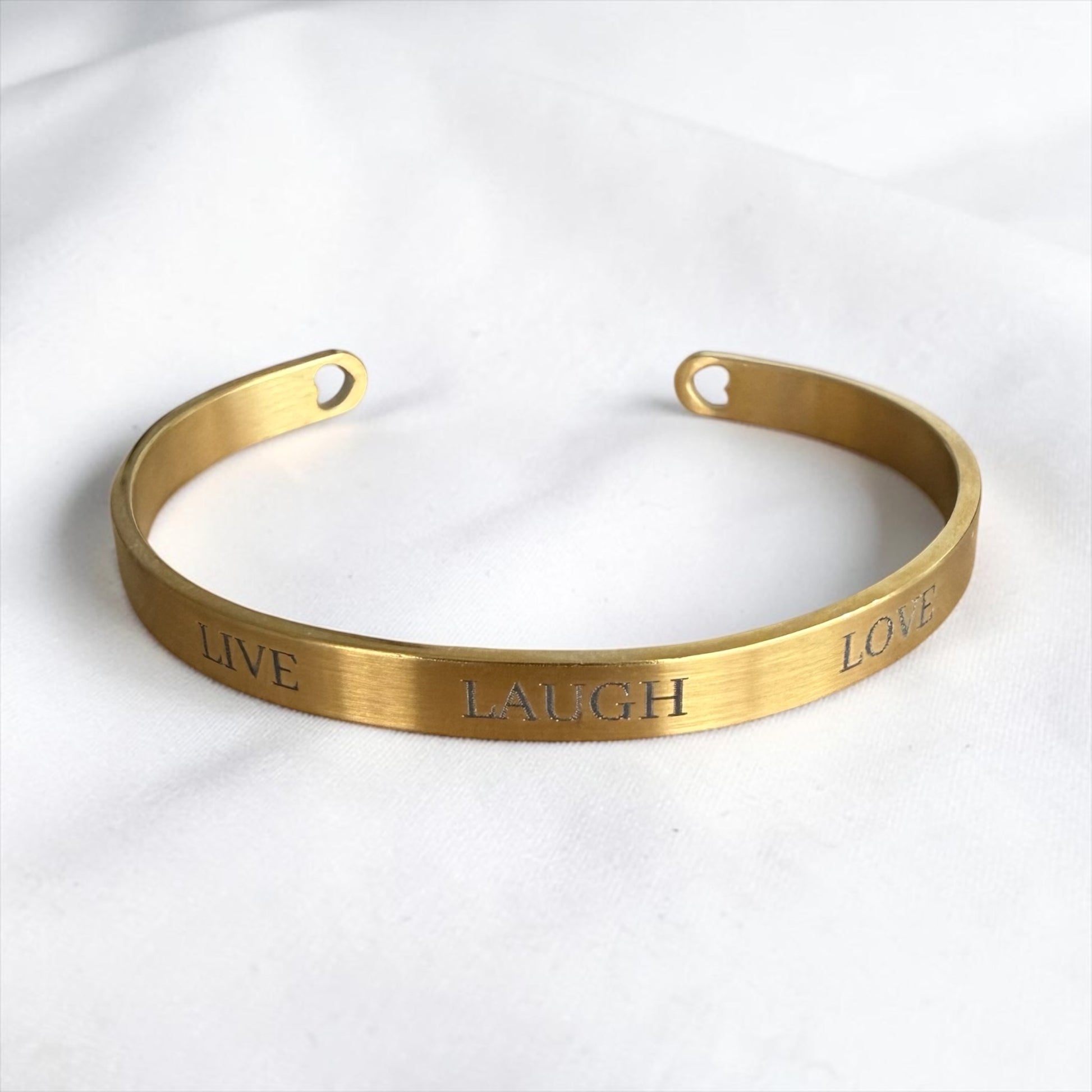 Verstellbarer Armreif mit Gravur Live Laugh Love aus vergoldetem Edelstahl