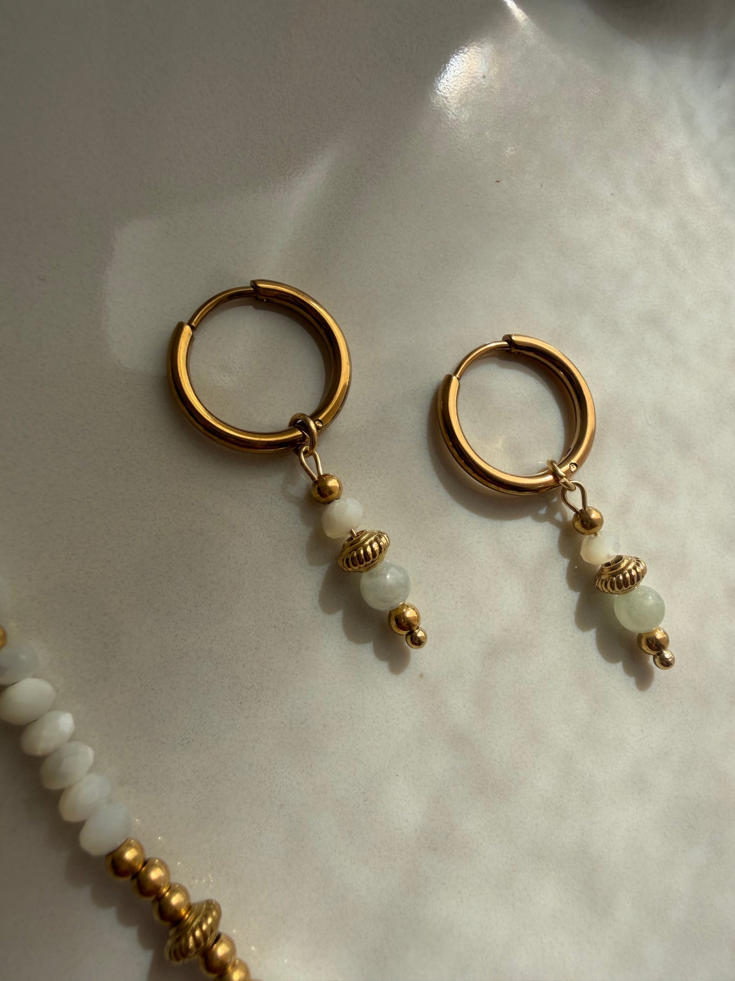 Elegante Creolen aus 18k vergoldetem Edelstahl mit grünem Jade Anhänger und feinen vergoldeten Details 