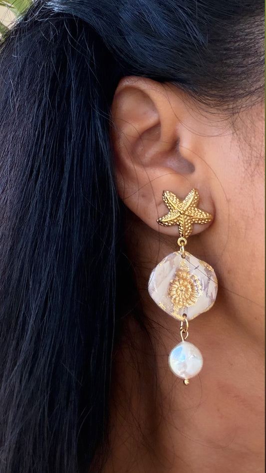 Handgemachte Ohrringe Nerea Pearl mit echter Perle und hautverträglichem Edelstahlstecker