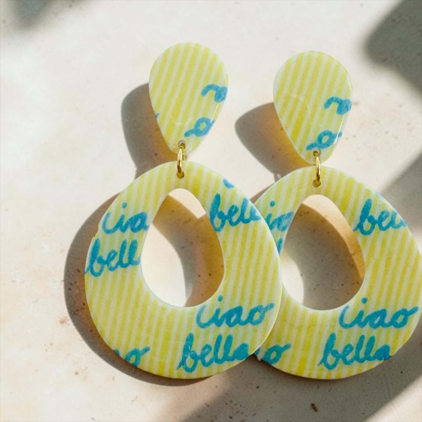 Ohrring aus Polymer Ton mit gelben Streifen und blauer Aufschrift - ciao bella.