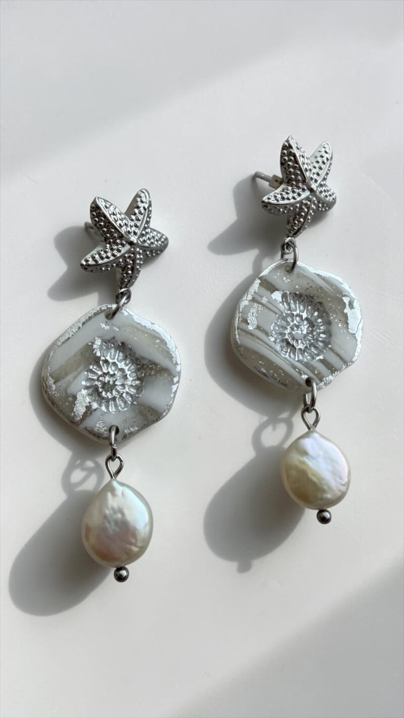 Ohrstecker Nerea Pearl in silber mit Süsswasserperle auf weissem Hintergrund