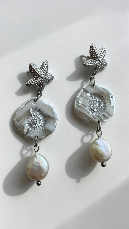 Ohrstecker Nerea Pearl in silber mit Süsswasserperle auf weissem Hintergrund