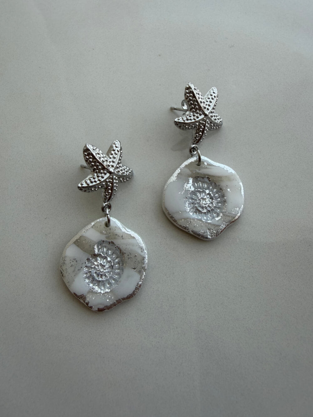 Ohrring mit Seestern Stecker und Fimo Anhänger in silber auf weissem Hintergrund