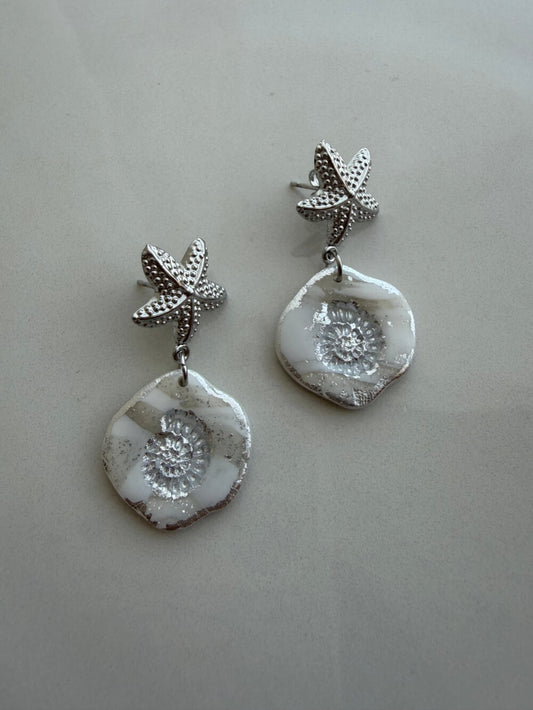 Ohrring mit Seestern Stecker und Fimo Anhänger in silber auf weissem Hintergrund