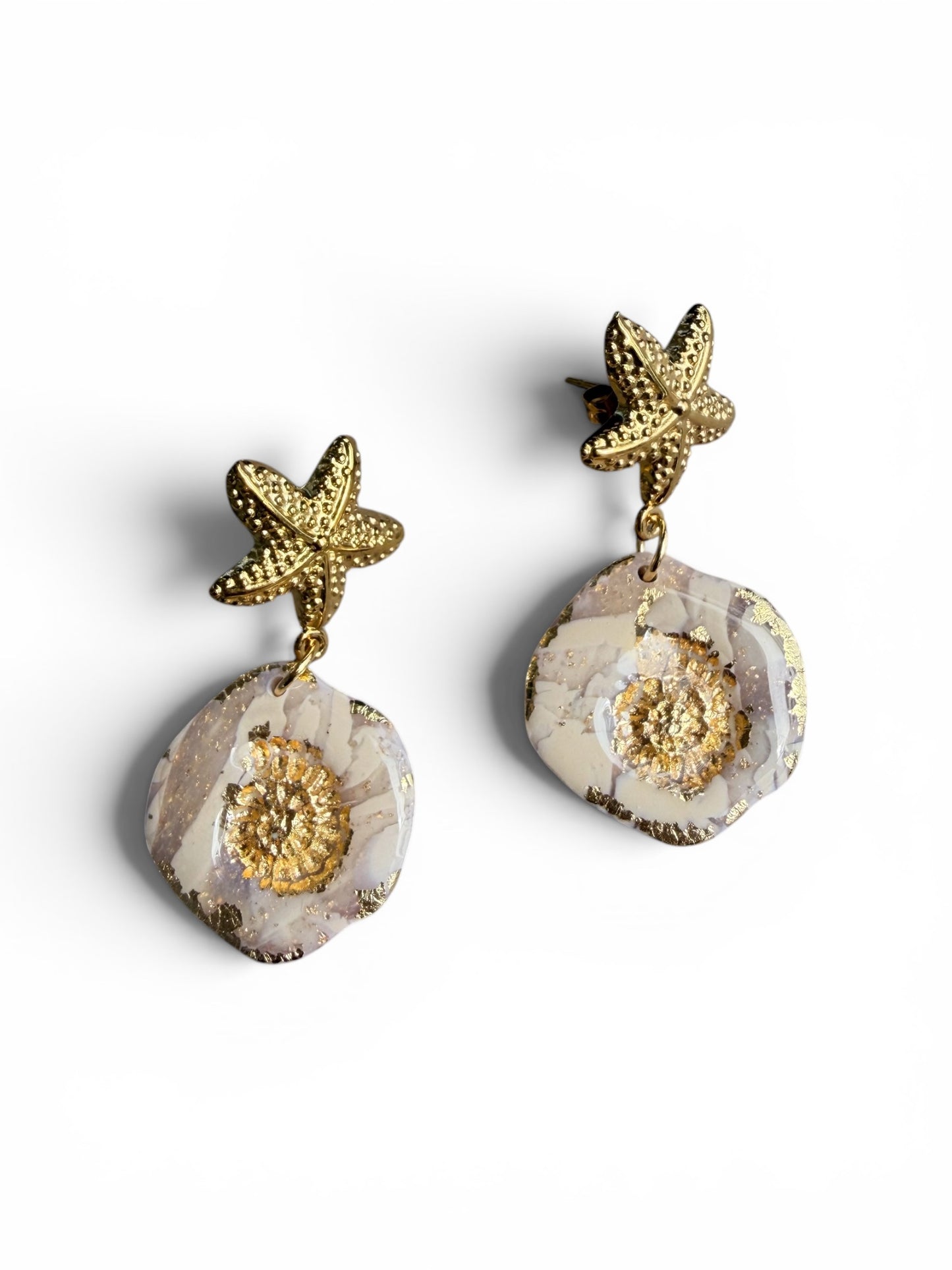 Ohrringe mit goldenem Seestern-Stecker mit cremefarbener, marmorierter Polymer-Clay-Scheibe und Blattgold-Akzent