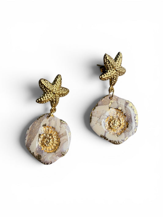 Ohrringe mit goldenem Seestern-Stecker mit cremefarbener, marmorierter Polymer-Clay-Scheibe und Blattgold-Akzent